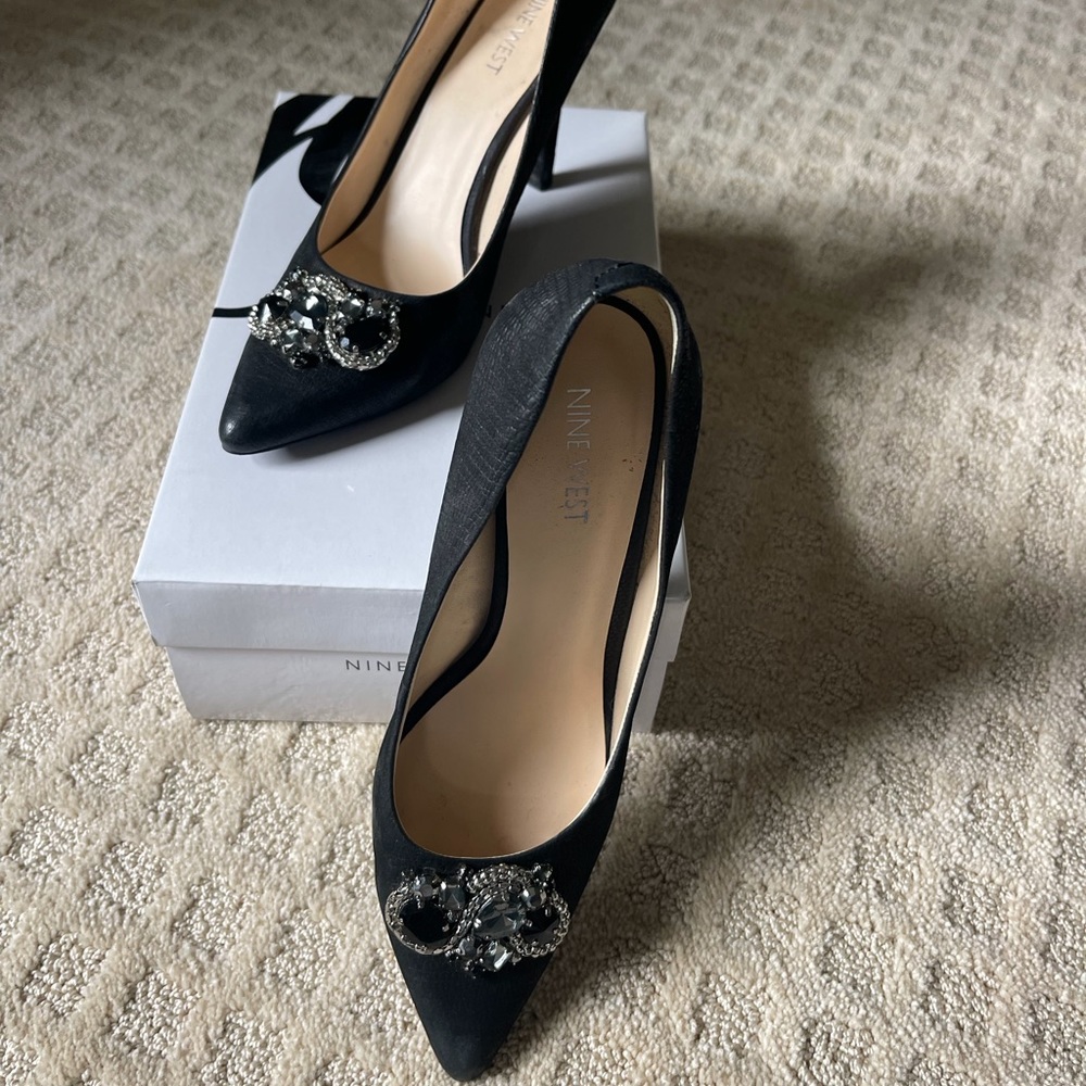 Ladies black rhinestone pumps